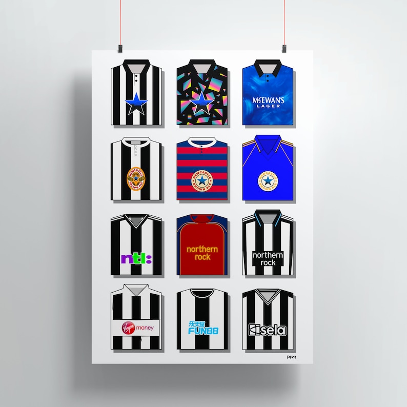 Może przedstawiać: Kolaż 12 r&oacute;żnych koszulek piłkarskich Newcastle United, prezentujący stroje drużyny z r&oacute;żnych sezon&oacute;w. Koszulki mają r&oacute;żnych sponsor&oacute;w, w tym "Northern Rock", "npower", "Virgin Money" i "Fun88".