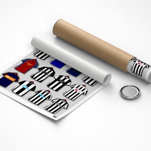 Peut inclure: Une collection de maillots de football noirs et blancs avec diff&eacute;rents sponsors et logos. Les maillots sont affich&eacute;s sur un fond blanc.