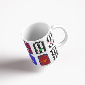 Peut inclure: Une tasse en c&eacute;ramique blanche avec un motif de diff&eacute;rents maillots de football, y compris des maillots ray&eacute;s noir et blanc avec diff&eacute;rents logos et sponsors. Les maillots sont dispos&eacute;s en un motif de collage sur la tasse.