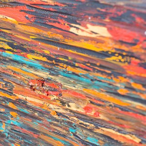 K&ouml;nnte beinhalten: Abstraktes Gem&auml;lde mit dicken Farbschichten in Rot-, Orange-, Gelb-, Blau- und Schwarzt&ouml;nen. Die Farbe ist in einem strukturierten, geschichteten Stil aufgetragen, wodurch eine dynamische und lebendige Komposition entsteht.