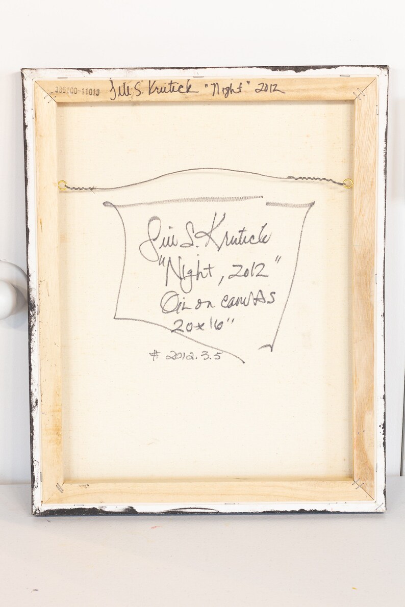 K&ouml;nnte beinhalten: Die R&uuml;ckseite eines gerahmten &Ouml;lgem&auml;lde auf Leinwand mit dem Titel "Night, 2012" von Jill S. Krutick. Das Gem&auml;lde misst 50,8 cm x 40,6 cm.