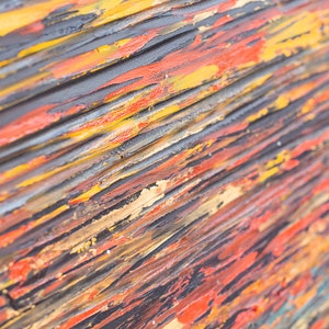 K&ouml;nnte beinhalten: Abstraktes Gem&auml;lde mit einer strukturierten Oberfl&auml;che. Das Gem&auml;lde zeigt eine Vielzahl von Farben, darunter Gelb, Orange, Rot, Blau und Schwarz. Die Farbe ist in dicken Schichten aufgetragen, wodurch ein dreidimensionaler Effekt entsteht.