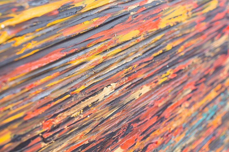 K&ouml;nnte beinhalten: Abstraktes Gem&auml;lde mit einer strukturierten Oberfl&auml;che. Das Gem&auml;lde zeigt eine Vielzahl von Farben, darunter Gelb, Orange, Rot, Blau und Schwarz. Die Farbe ist in dicken Schichten aufgetragen, wodurch ein dreidimensionaler Effekt entsteht.