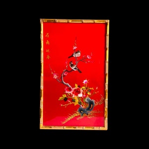 Bordado de seda vermelha chinesa dos anos 1950/1960, motivos de flores (ameixa, peônia) e pássaros (pega), moldura em formato de bambu dourado, tampa de vidro
