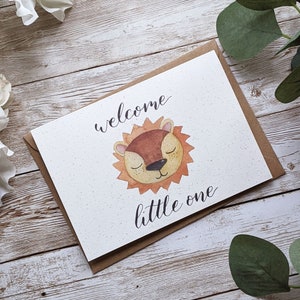 Welkom kleintje | Leuke leeuw nieuwe babykaart | Handgeschilderde aquarel kalligrafie | A6 blanco kaart | Eco-vriendelijke plastic gratis kaart
