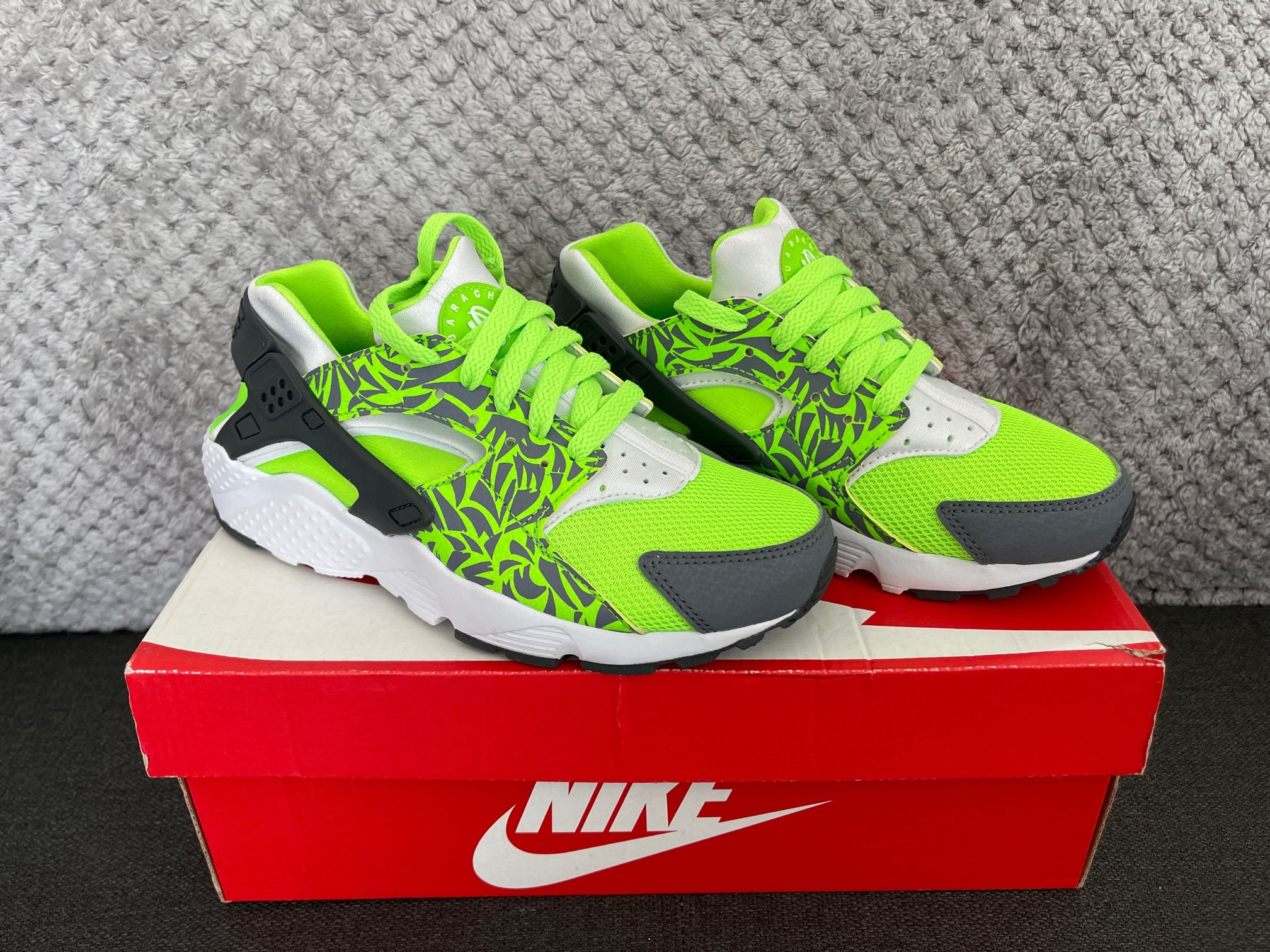 NEW Nike Huarache Run Print GS Size 4 Youth Rare Electric -
