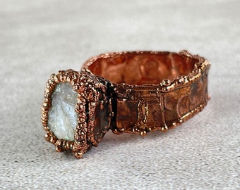Electroformed copper ring with raw moonstone, evoking the energy of the moon, for lovers of unique and inspiring jewelry