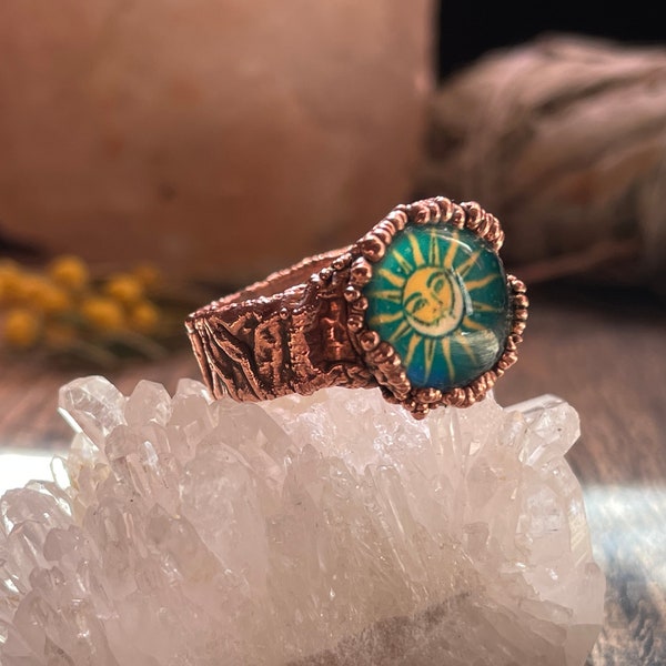 Bague électroformée de cuivre en pierre de lune brute - le monde onirique, pour les esprits libres à la recherche de pièces originales.