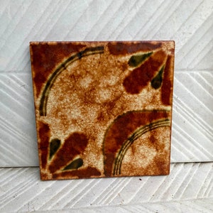 Spanische MCM Vintage Fat Lava Fliese aus den 70er Jahren. GROßE Fliese oder Untersetzer. Mid Century Wanddeko, braun und ocker brutalist geometrisches Design