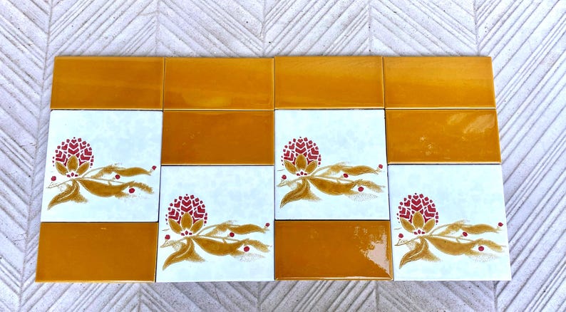 Vintage 70s tiles – 12 pc – Fat Lava Original yellow salvaged retro flower tiles, photo 6 of 10
