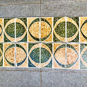 Vintage gröna, ockrafärgade geometriska kakelplattor från 70-talet. Abstrakt dekorativ kakelväggmålning. Set med 8 delar. Väggdekor från 60-talet, vintage MCM retrokakel.