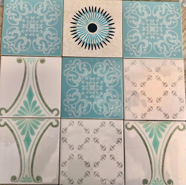 9 Spanish vintage tiles from the 60s - 70s – Blue + white floral tiles, unused + reclaimed, photo 3 of 9