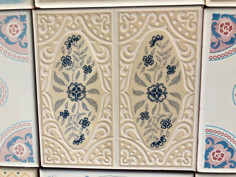 9 Spanish vintage tiles from the 60s - 70s – Unused blue, green, pink + yellow floral tiles, photo 8 of 10