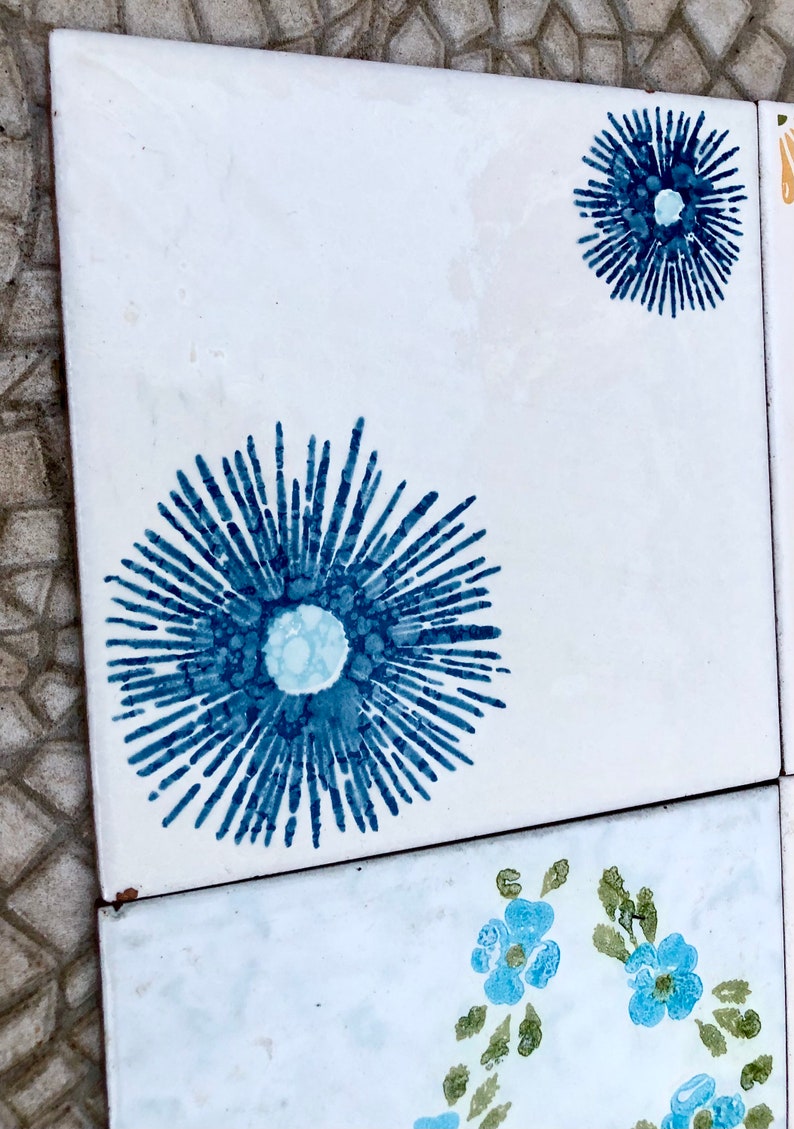 9 Spanish vintage tiles from the 60s - 70s – Orange + blue floral tiles, photo 6 of 10