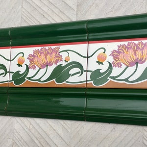 Jugendstil-Stil floralen Rand Fliesen. Satz von 3. Hand bemalt unbenutzte Majolika rosa und grün Vintage Fliesen aus Spanien. Kunst und Handwerk Dekor