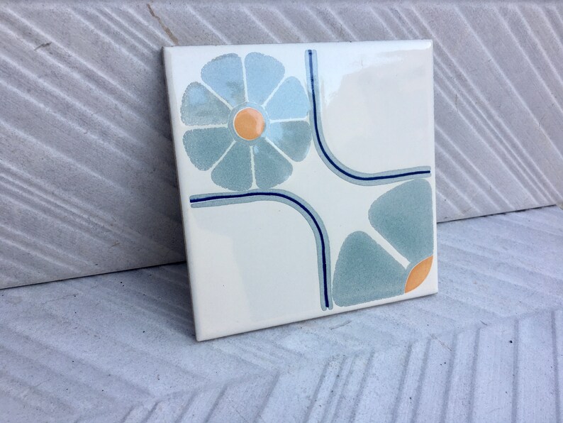 Vintage tiles from Spain – 4 tile mural – 70s flower power in blue and orange, photo 5 of 10