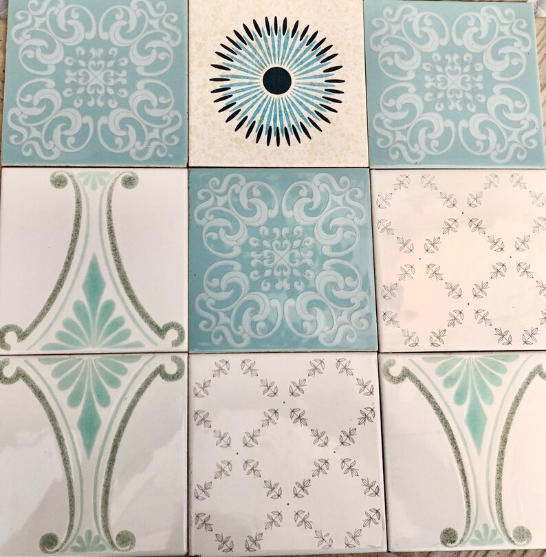 9 Spanish vintage tiles from the 60s - 70s – Blue + white floral tiles, unused + reclaimed, photo 4 of 9