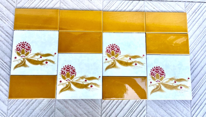 Vintage 70s tiles – 12 pc – Fat Lava Original yellow salvaged retro flower tiles, photo 3 of 10