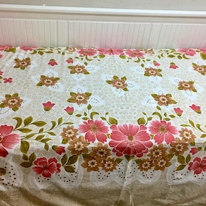 60er -70er Jahre groovy Tagesdecke. Vintage Tropischer Blumendruck Bettbezug. Einzelbett boho leichter Überwurf. 70er Koralle rot Hibiskus Bettdecke + Fransen