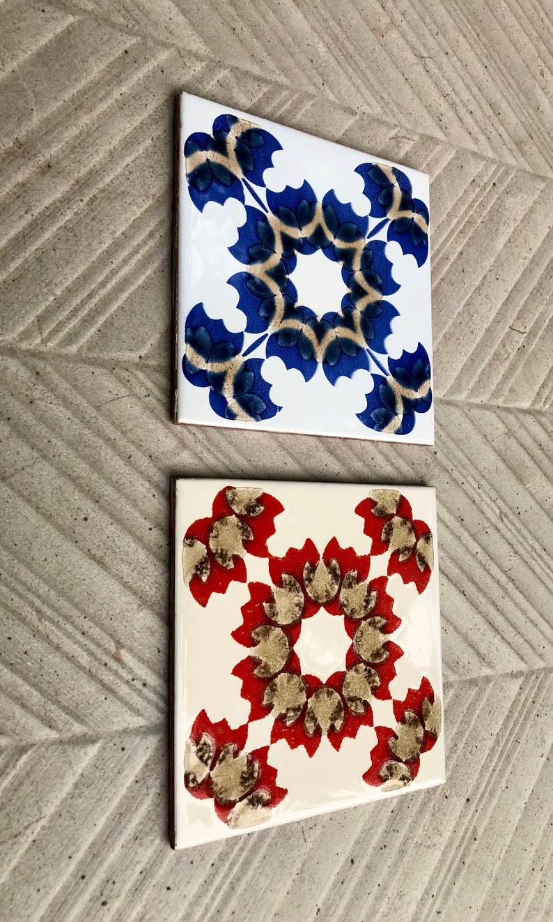 2 vintage 70s groovy majolica tiles in red and blue, photo 9 of 10