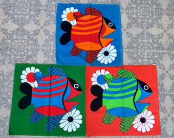 3 Vintage jaren '70 groovy vis bedrukte keukendoeken, gemaakt in Spanje. Kleurrijke pop-art. Rood, geel, groen. Flowerpower, decor uit de jaren 60. Retrovis