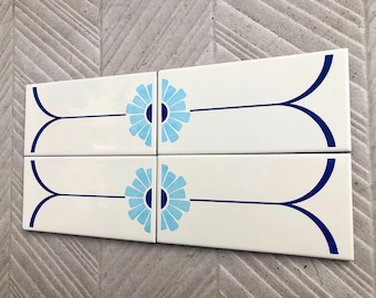 4 zabytkowe niebieskie + białe oryginalne hiszpańskie płytki z połowy wieku. NIEUŻYWANE geometryczne - kwiatowe dekoracyjne płytki. MCM flower power, groovy wall decor