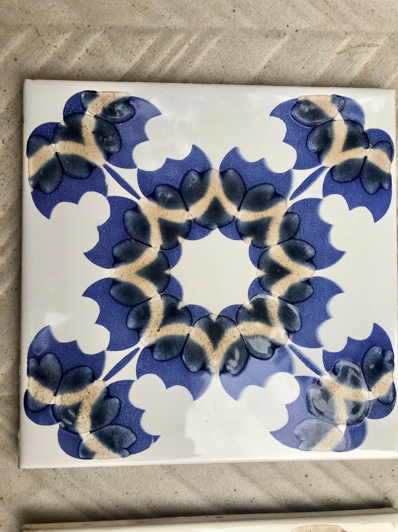 2 vintage 70s groovy majolica tiles in red and blue, photo 5 of 10
