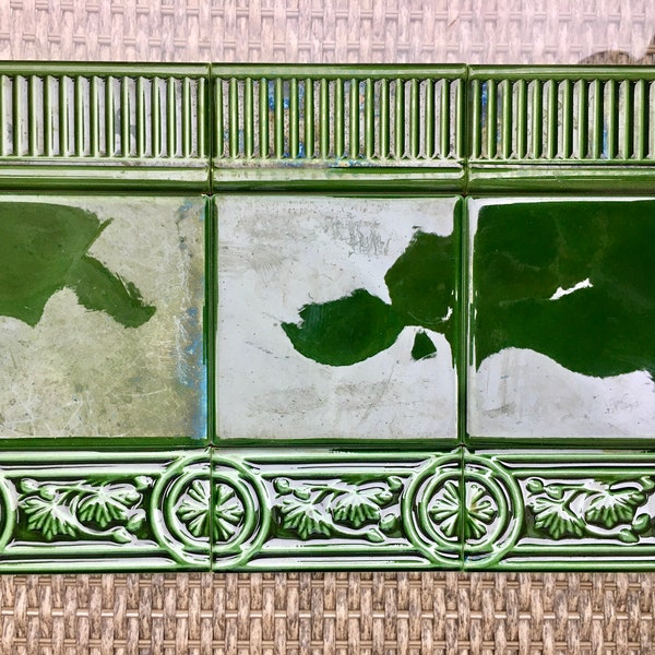 Set di piastrelle di bordo floreale in stile Art Nouveau dalla Spagna. 9 piastrelle vintage smaltate. Murale di piastrelle in maiolica. Camino o piastrelle verdi backsplash.