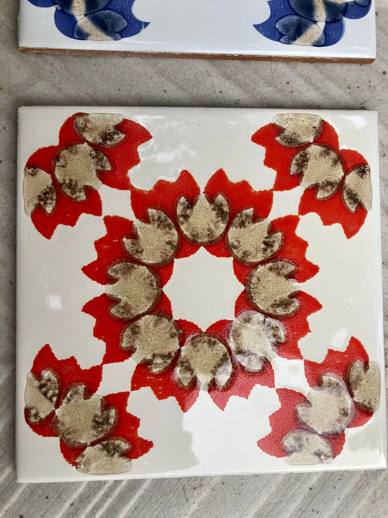 2 vintage 70s groovy majolica tiles in red and blue, photo 4 of 10