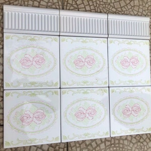 Tuiles roses espagnoles des années 60 et 70. Ensemble de 9 pc. vintage ORiGINAL carreaux décoratifs floraux inutilisés du milieu du siècle. Flower power, dosseret romantique