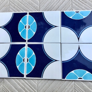6 piastrelle decorative geometriche spagnole anni &#39;60 e &#39;70 blu + blu scuro, groovy. Arte da parete vintage della metà del secolo. Decorazioni floreali. Piastrelle retrò turchesi