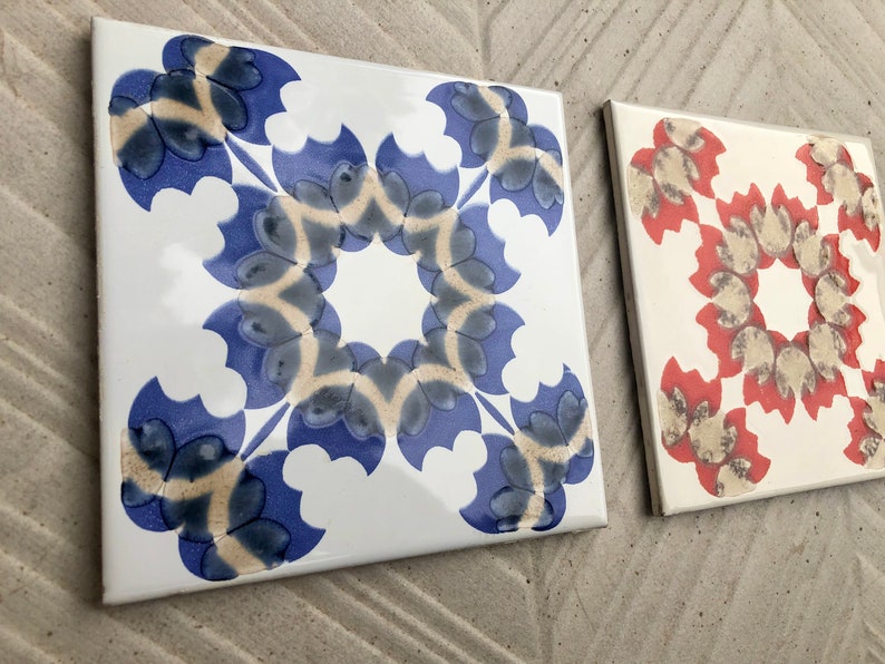 2 vintage 70s groovy majolica tiles in red and blue, photo 6 of 10