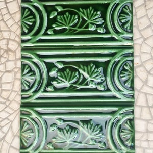 10 grüne Jugendstil Vintage Fliesen. Glänzende geprägte Randfliesen. Grüne Blumenwanddekor, Vintage Wandkunst. Unbenutzte Keramikfliesen