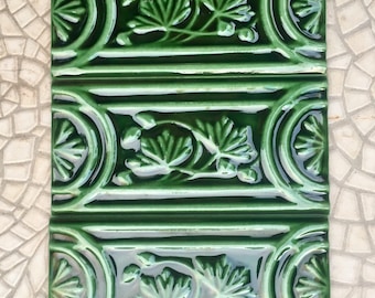 10 carreaux verts vintage Art nouveau. Carreaux de bordure brillants en relief. Décoration murale florale verte, art mural vintage. Carreaux de faïence verte inutilisés