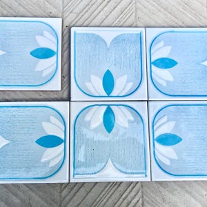 Vintage 70s tiles from Spain. 6 pcs. Geometric design, blue and white tulip. Pop art, groovy backsplash tiles. 60s, mid century retro tiles