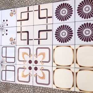 24 Spanish vintage tiles from the 60s - 70s. Brown + yellow, pop art tiles. MCM original wall decor, mid century geometric tiles, backsplash