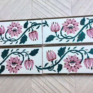 Carreaux vintage art nouveau vieux de 100 ans, 4 pc. Art peint à la main de mur de spain.salvaged tuiles de majolica avec des fleurs roses. Déco arts et métiers