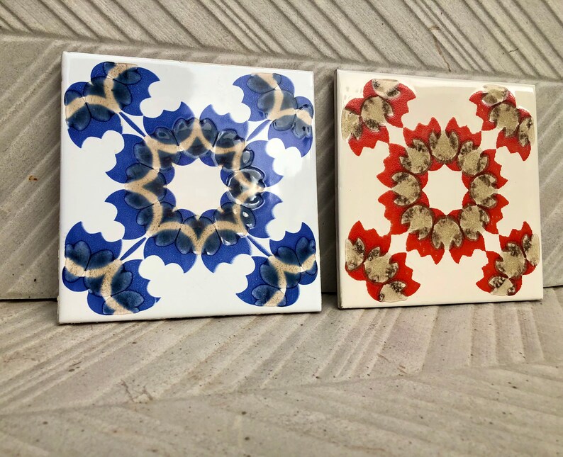 2 vintage 70s groovy majolica tiles in red and blue, photo 8 of 10