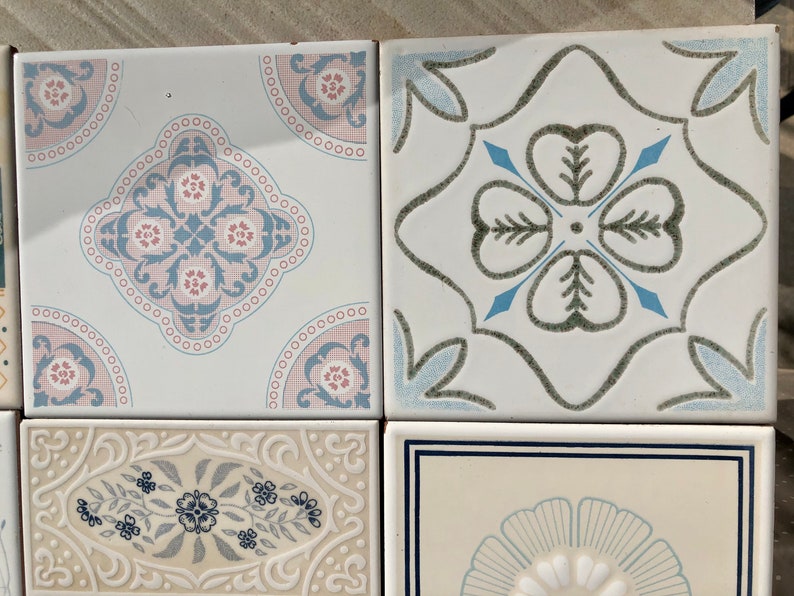 9 Spanish vintage tiles from the 60s - 70s – Unused blue, green, pink + yellow floral tiles, photo 4 of 10