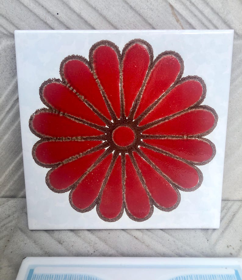 6 vintage 70s groovy majolica tiles in red and blue, photo 5 of 9