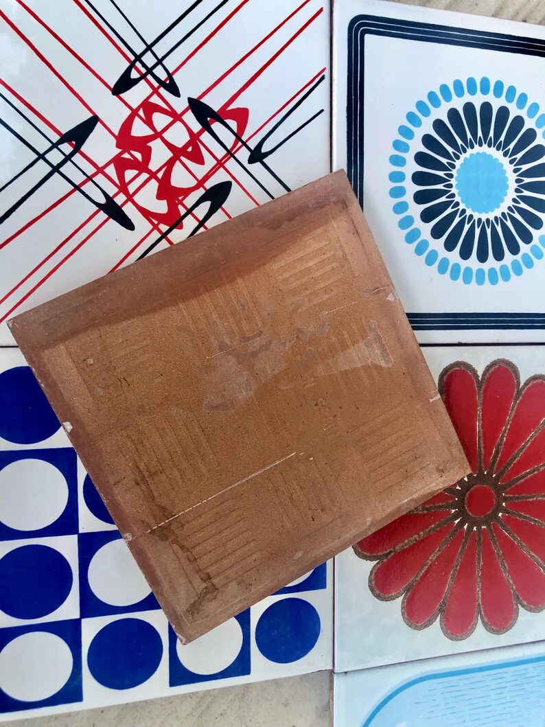 6 vintage 70s groovy majolica tiles in red and blue, photo 7 of 9