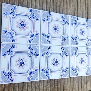 Piastrelle retrò blu e rosa anni &#39;70. 6 pezzi. Piastrelle decorative floreali vintage originali. Arte murale blu anni &#39;60, &#39;70, metà secolo. Flower power, romantico.