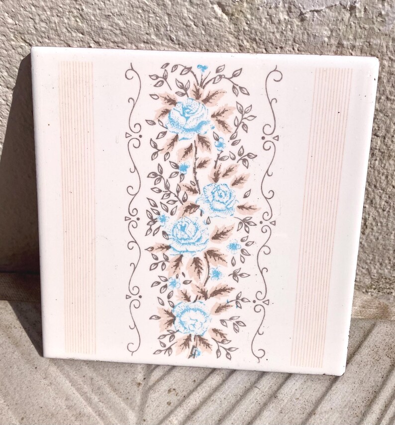 4 Spanish 70s blue and cream tiles – Flower power, romantic 60s decor, photo 3 of 10