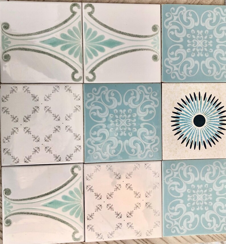 9 Spanish vintage tiles from the 60s - 70s – Blue + white floral tiles, unused + reclaimed, photo 2 of 9