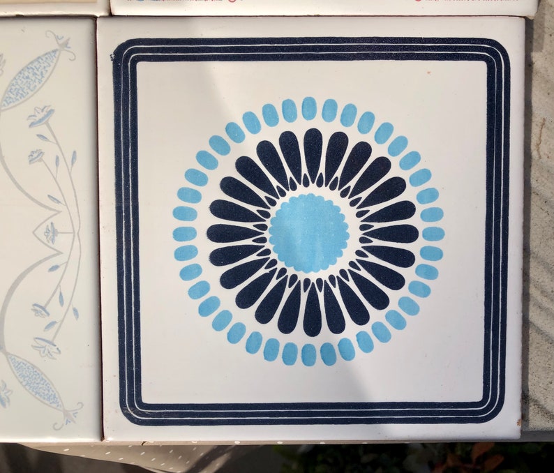 9 Spanish vintage tiles from the 60s - 70s – Unused blue, green, pink + yellow floral tiles, photo 10 of 10