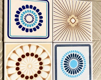 Spanische Vintage Fliesen aus den 70er Jahren. Orange und blau auf creme + weiß, Pop Art Stil Fliesen. Geometrisches 60er 70er Jahre Wand dekor, Mid Century Fliesen