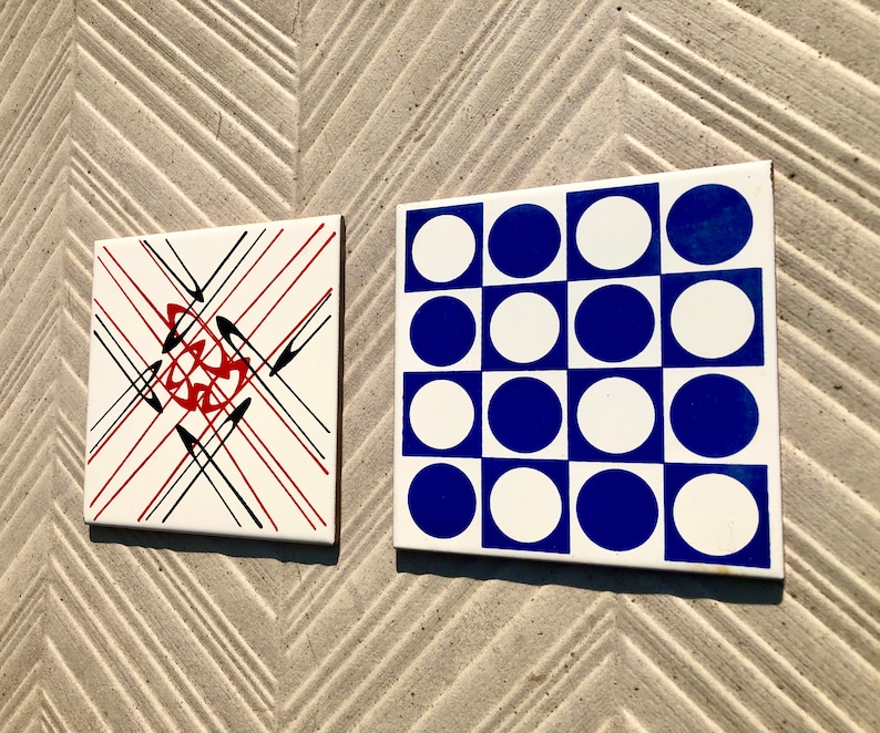 6 vintage 70s groovy majolica tiles in red and blue, photo 9 of 9