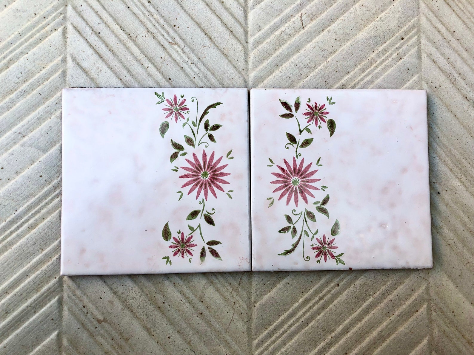 2 spanische 70er Jahre rosa Fliesen. Vintage BlumenFliesen. | Etsy