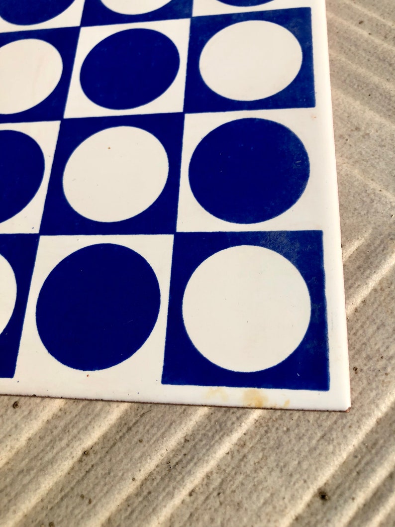 6 vintage 70s groovy majolica tiles in red and blue, photo 8 of 9