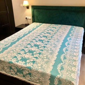 60s 70s original green cotton bedspread. Mid century vintage Spanish bedcover. Full xl / single bed. Boho flower power bedcover w/ fringes.